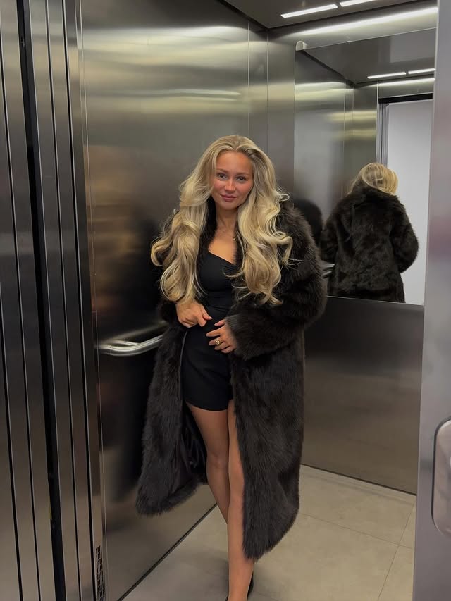 Instagram post by @janikaevelina for Bubbleroom. Caption reads: Hello November💌

Collab with @bubbleroom 

The....