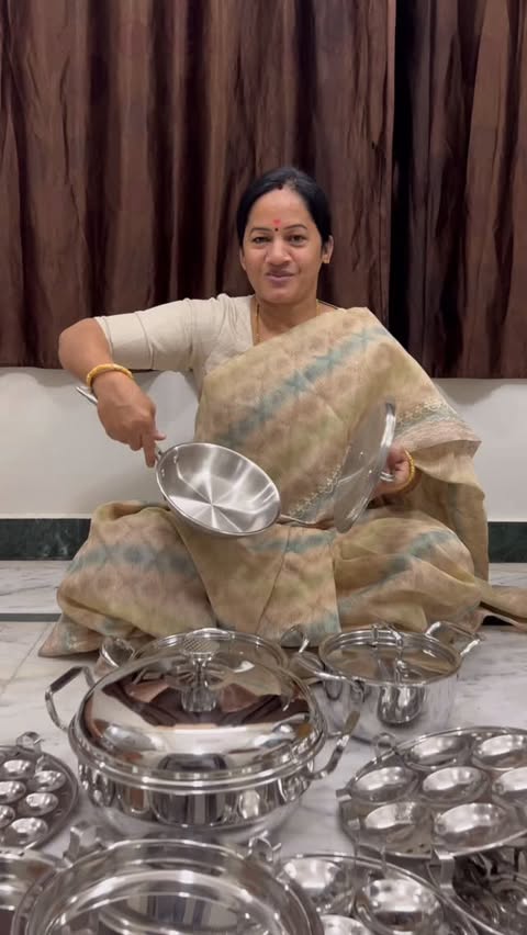 Instagram post by @naginenikrishnaveni for The Indus Valley. Caption reads: Bigg Christmas sale 🎉🤩 

THE INDUS....