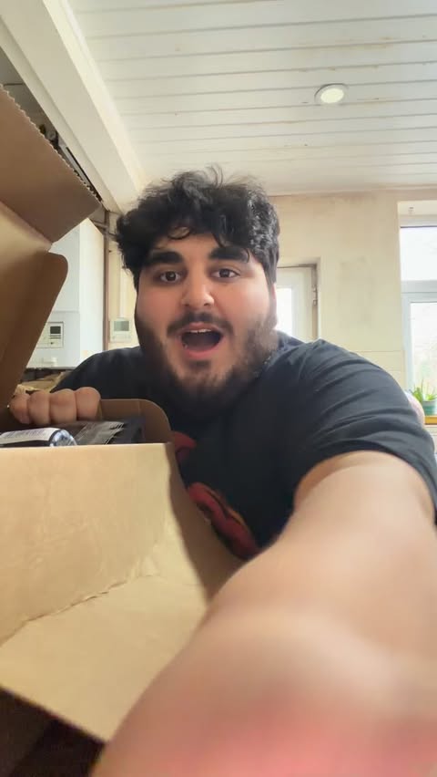 Instagram post by @_daudb for Huel. Caption reads: Thanks for the package @huel !! The bundle....