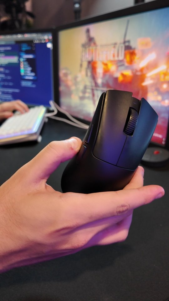 Instagram post by @znorux for Razer. Caption reads: El nuevo mouse de @razer para shooters ¿Vale la....