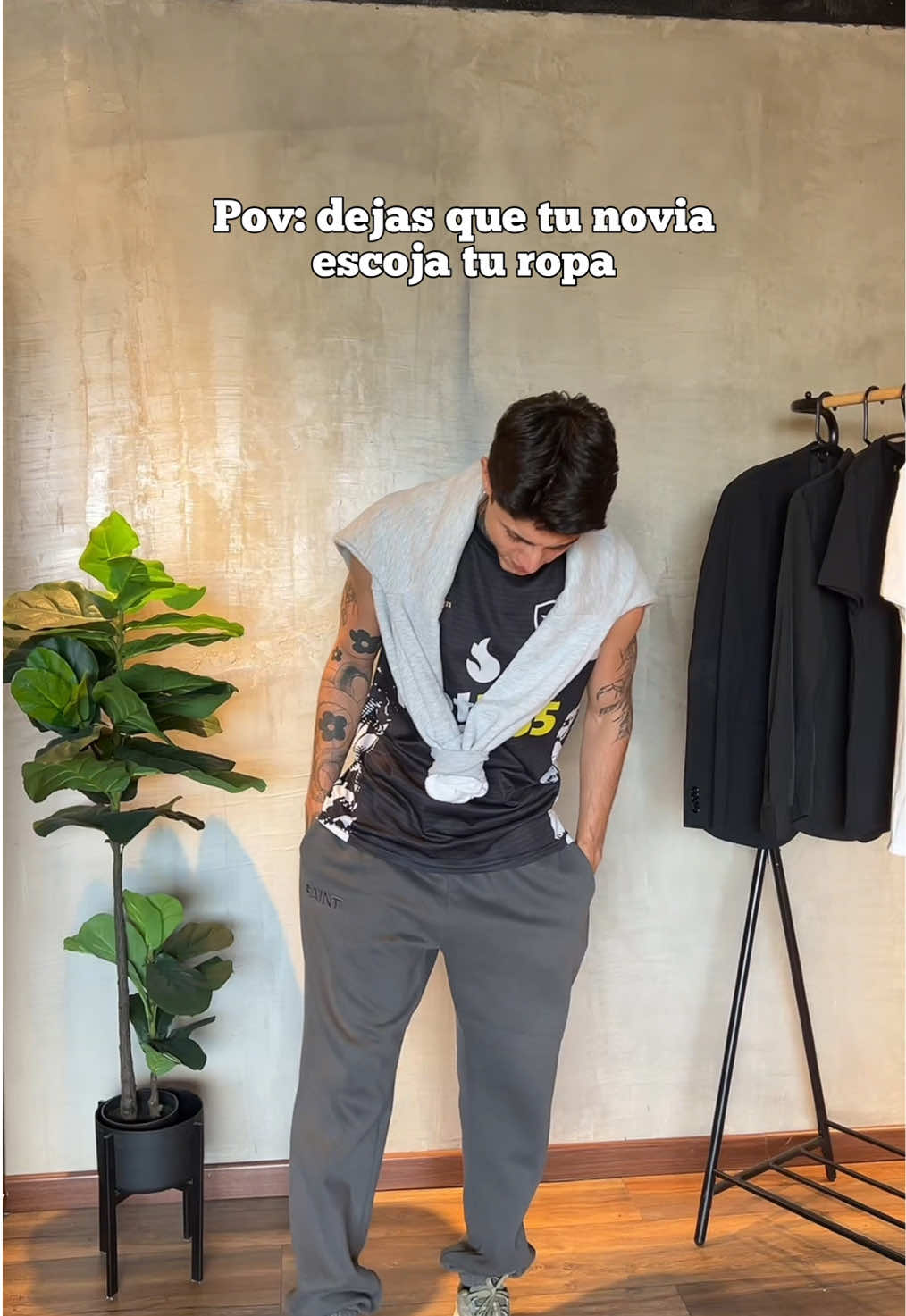 TikTok post by @fedealvariza0 for SHEIN MEN. Caption reads: [...] dejo mi cupón de descuento: ( ER67U ) @SHEIN....