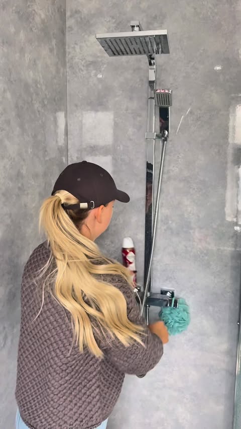 Instagram post by @_laurenscleaning for Scrub Daddy. Caption reads: [...] #asmrcleaning #christmascleaning 

*scrub....