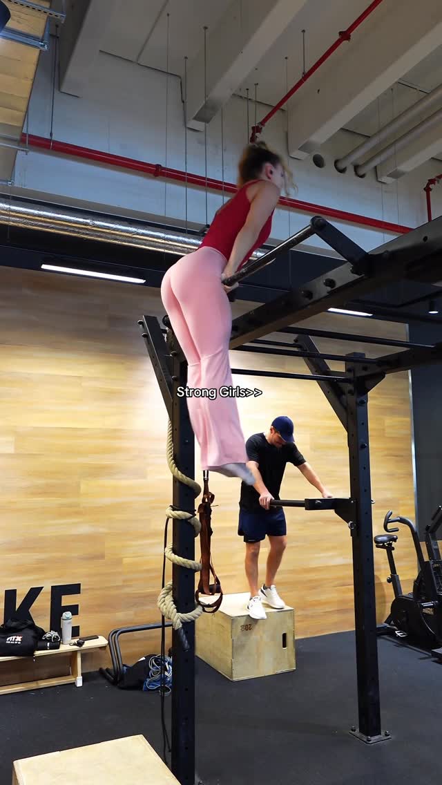 Instagram post by @nicolee.rdm for Women's Best. Caption reads: Strong Girls >>> Outfit from @womensbest /*AD Lift....