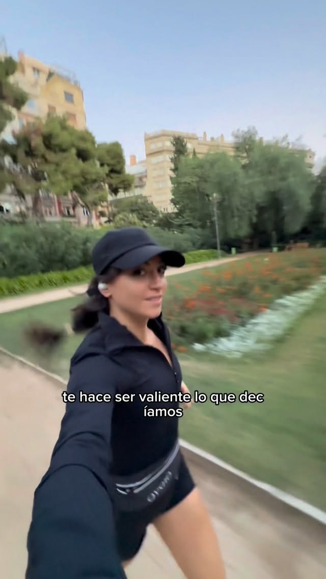 Instagram post by @ingridpino95 for Oysho. Caption reads: [...] como refugio.
Correr por ti. 

Todo de....