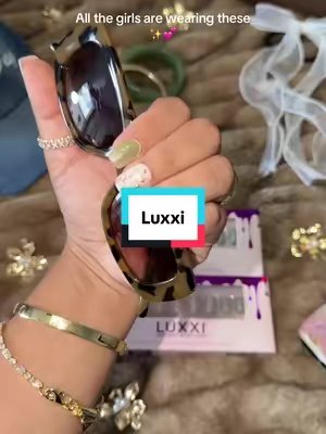 TikTok post by @mommythingss for Luxxi Nails. Caption reads: [...] #pressonnails #pressons #diynails @LUXXI....