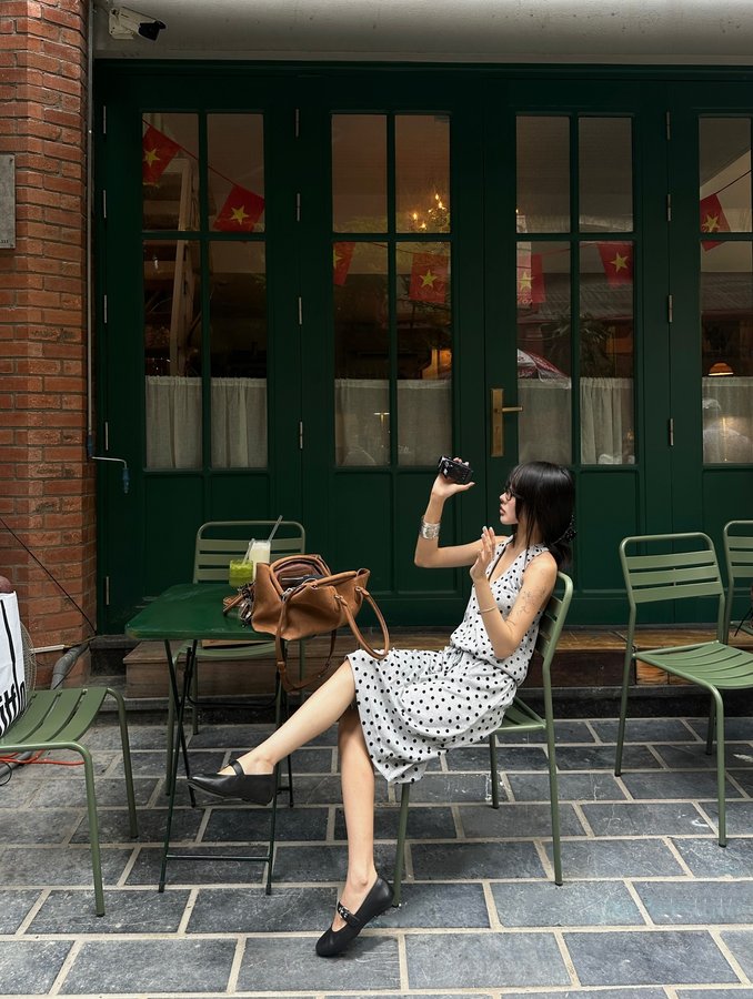 Instagram post by @wynrosie for FitFlop. Caption reads: in my cutie shoes @fitflopvietnam.