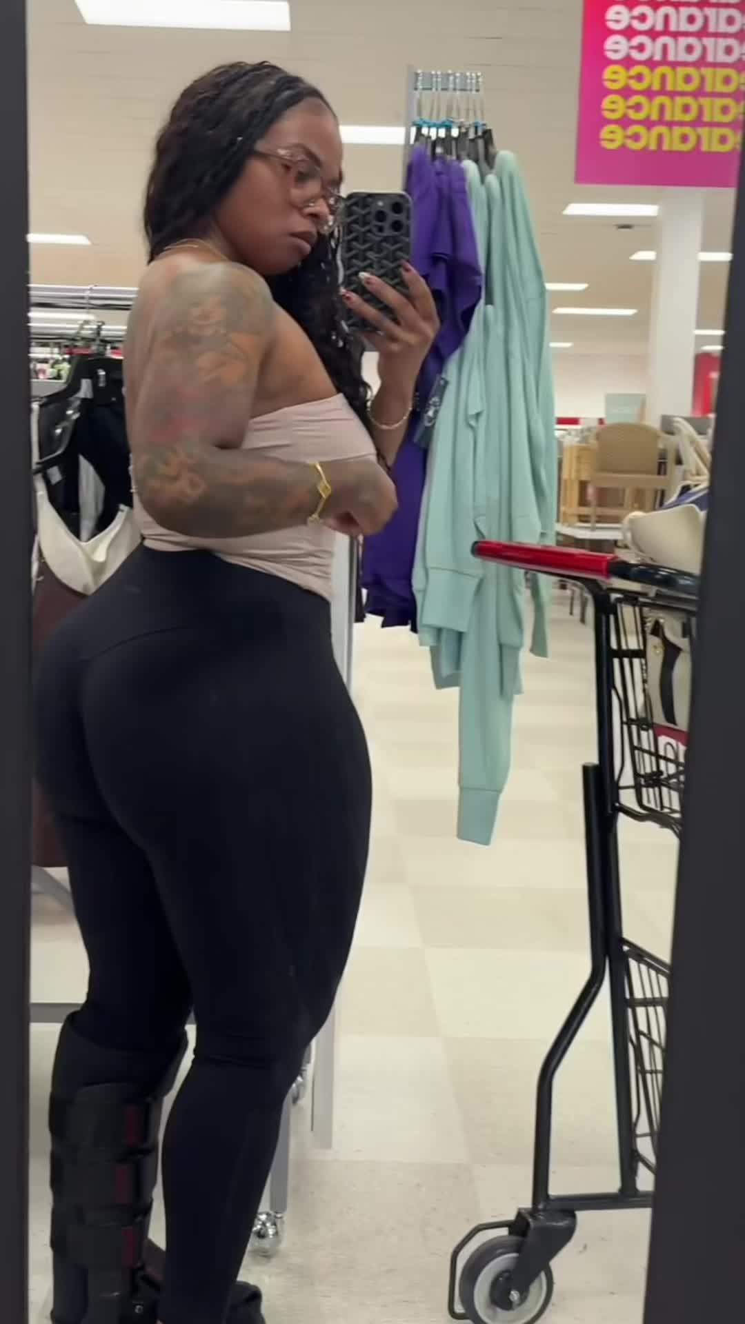TikTok post by @luxeliftin for PAVOI Active. Caption reads: @Pavoi Active #leggings #athleisure.