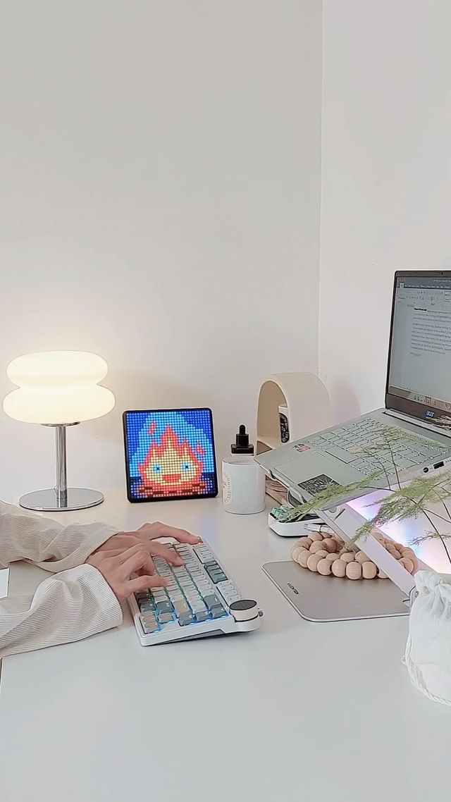 Instagram post by @kk.days for Royal Kludge. Caption reads: [...] it out using the link in my bio 🤍....