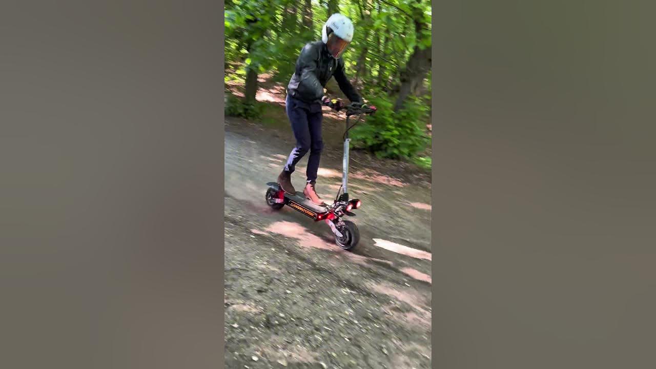 YouTube post by @TaytechTV for Banggood. Caption reads: La meilleure trottinette électrique à moins de....