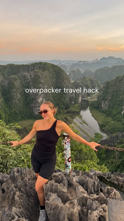 Instagram post by @carolinerosetravel for Ekster. Caption reads: Serious travel hack especially for my fellow....