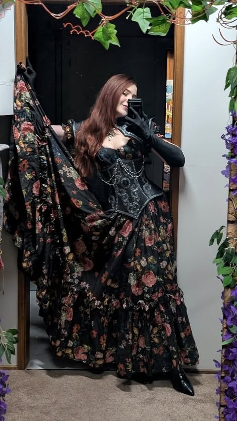 Instagram post by @thescarletthuntress for KILLSTAR. Caption reads: [...] 2 Dress @houseofwidow
Boots @killstar *gifte.