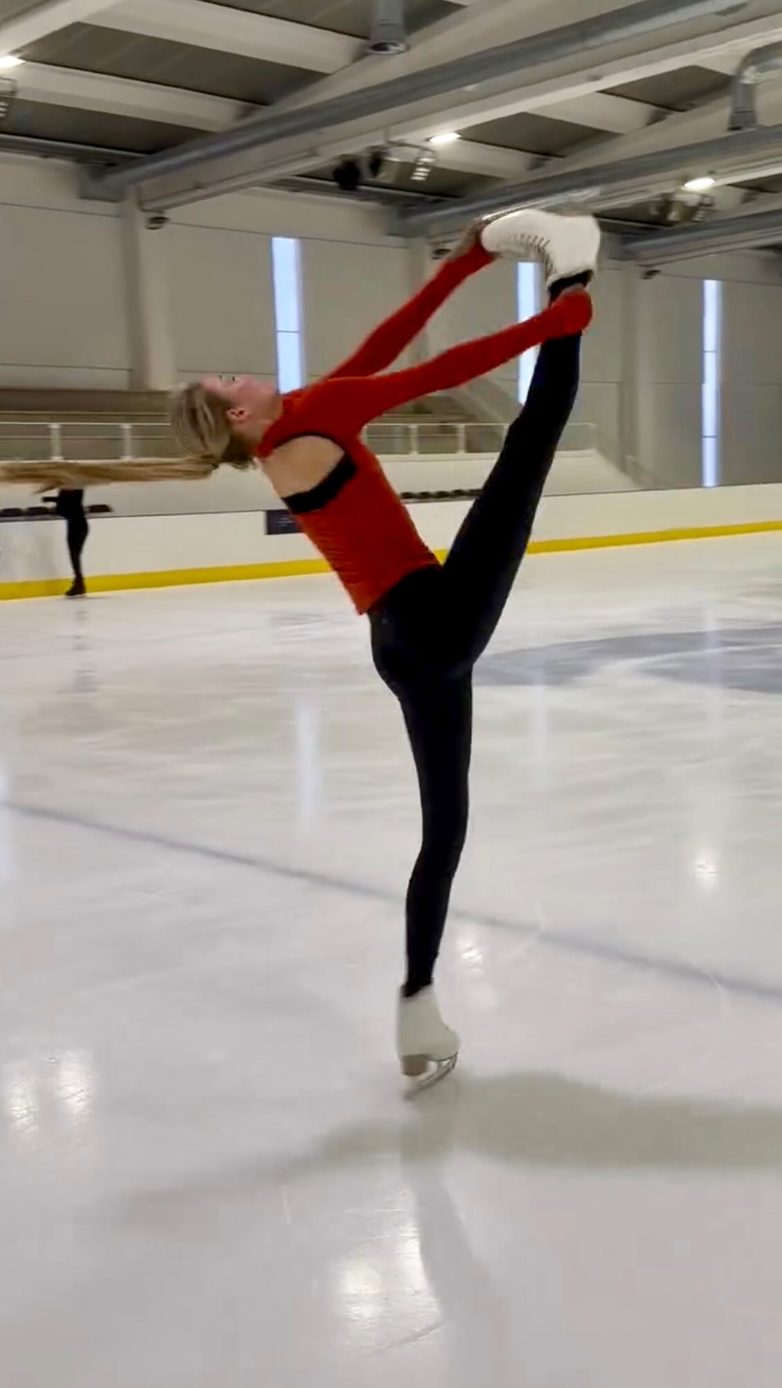 Instagram post by @kimmy_repond for Chique Sport. Caption reads: Guess who got tickets for Billie in July 👀🤭....