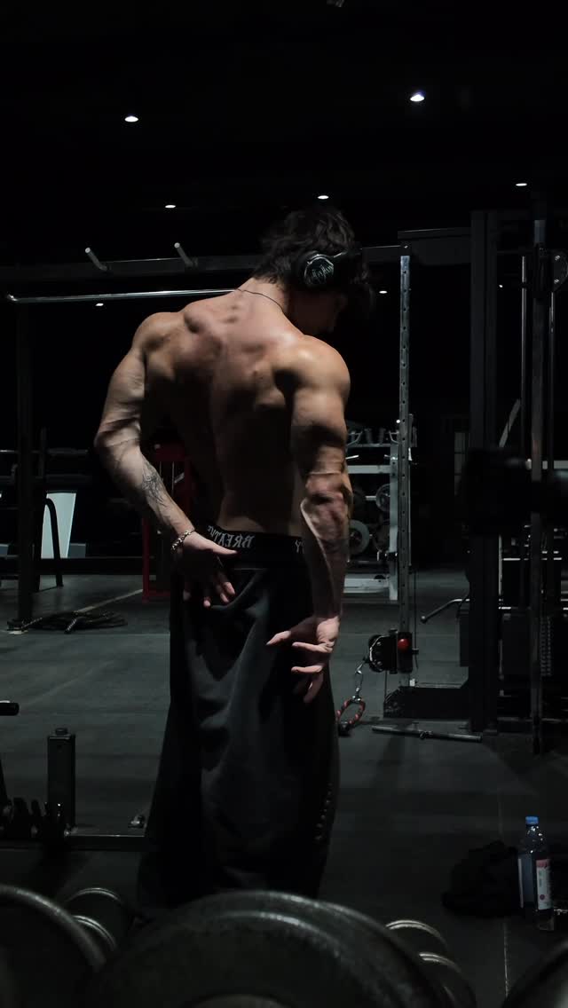 Instagram post by @rackze._ for Huge Supplements. Caption reads: [...] leak
Code “Rackze” 10% OFF

@hugesupplements....