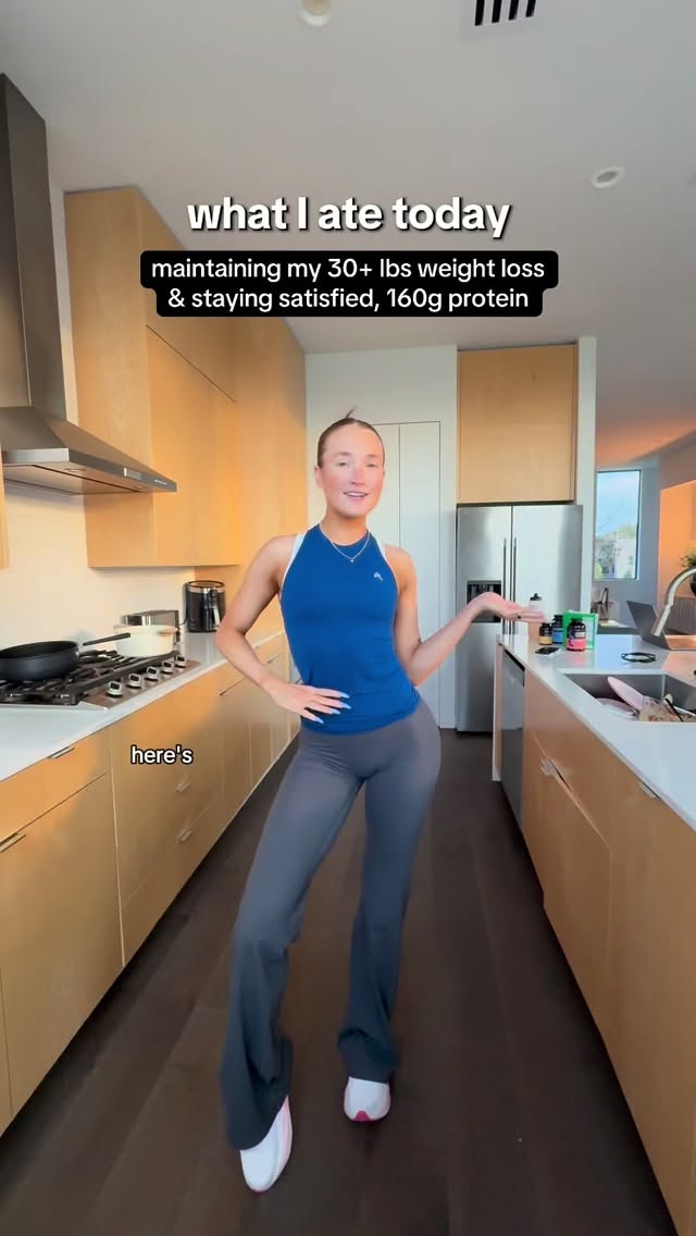 Instagram post by @kraftyoufitness for RXBAR. Caption reads: full day of eats to stay satisfied + build muscle....