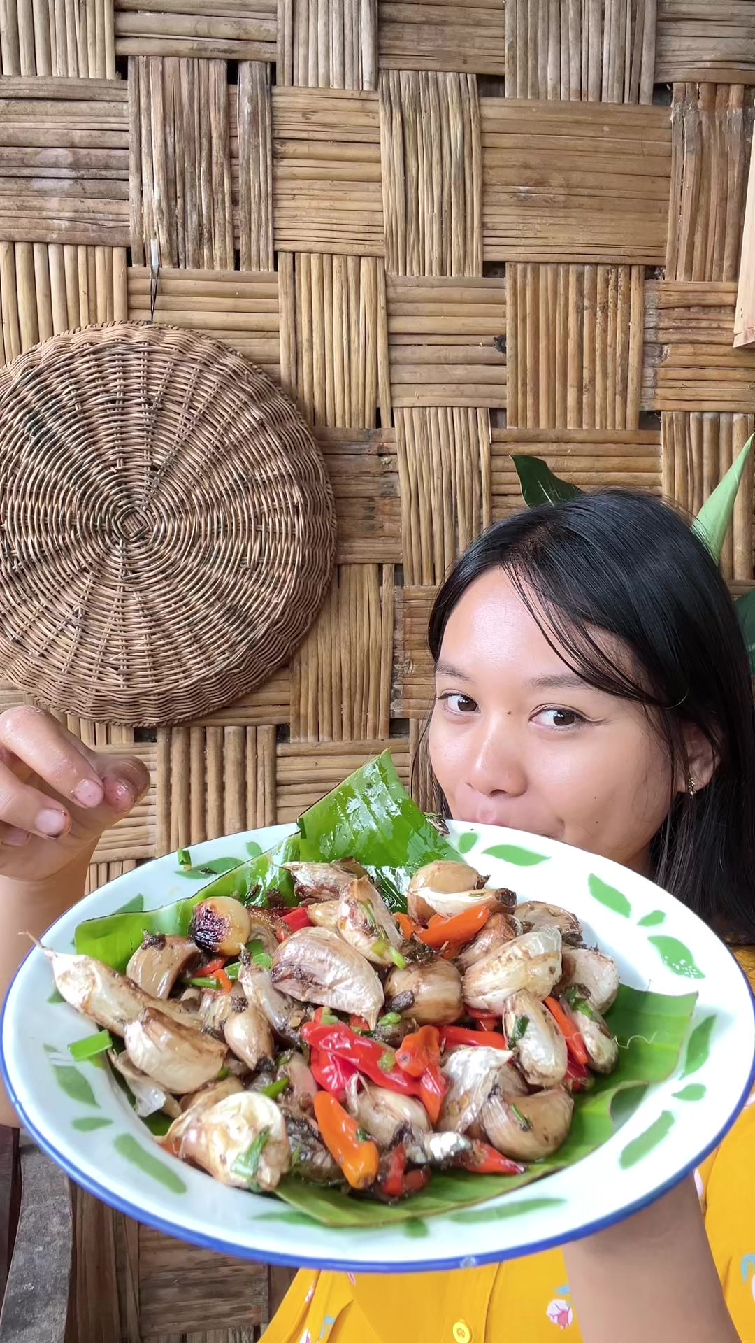 TikTok post by @dikakigunung6 for Hobebar Indonesia. Caption reads: Super legitt kyk kentanggg enak bgt aslii 😭😭....