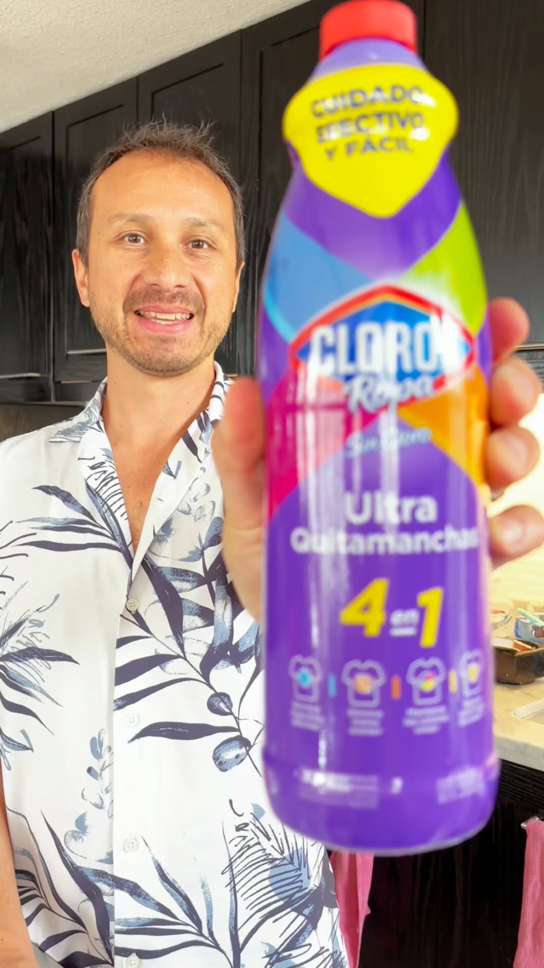 Instagram post by @dospapasenchile for Clorox. Caption reads: 💙Les tenemos un datazo... ¿Sabían que la ropa....