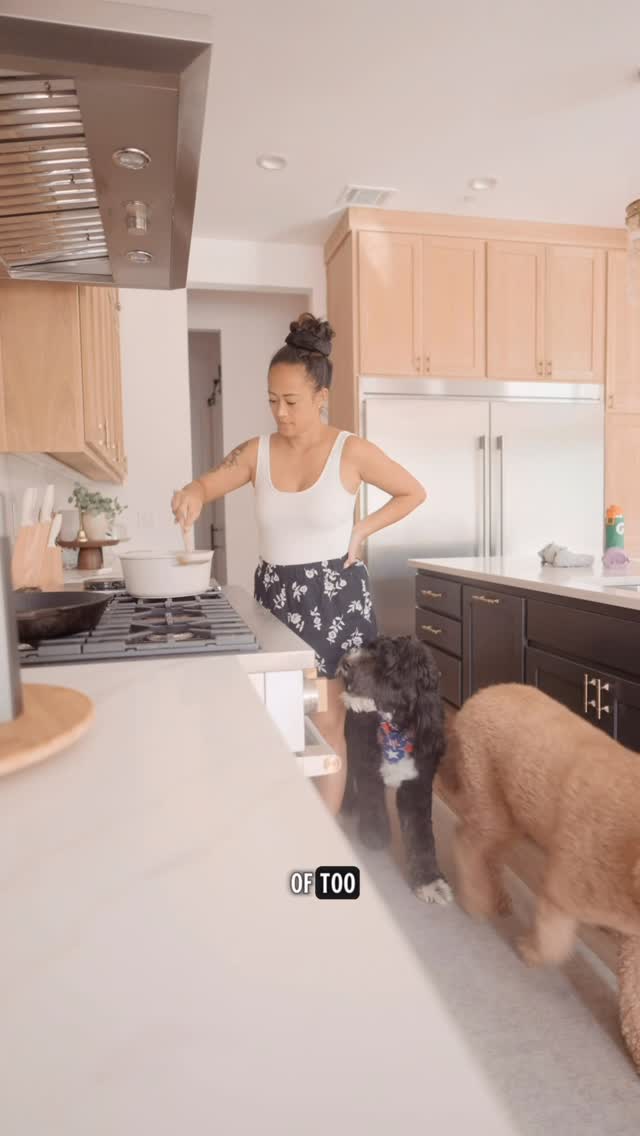 Instagram post by @mrsmariashelton for Freshpet. Caption reads: Some of my favorite memories start in the kitchen.....