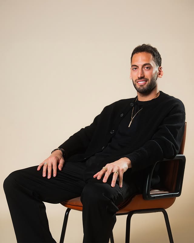 Instagram post by @hakancalhanoglu for GLAMIRA. Caption reads: Plenty of reasons to smile 😁✨ @glamira #GLAMIRA....