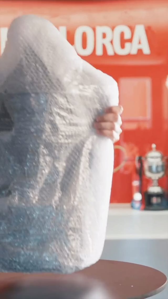 Instagram post by @rcdmallorcaoficial for Estrella Damm. Caption reads: El trofeo ya espera su ganador. 

Mañana 👉 Trofeu....