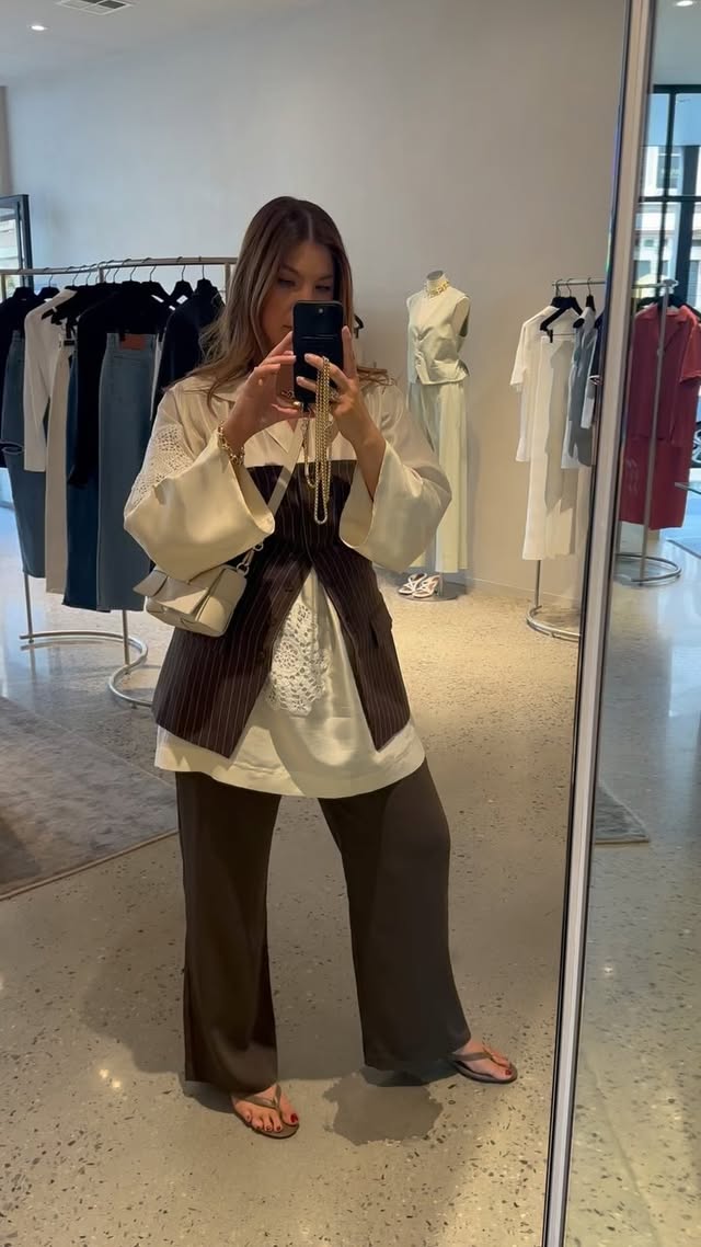 Instagram post by @laurendilena for VESTIRSI. Caption reads: [...] Obsessed w my latest addition 👜....