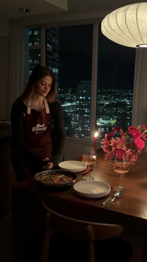 Instagram post by @hadeelelmadhoon for HexClad. Caption reads: [...] The sauce was slow cooked using a @hexclad....