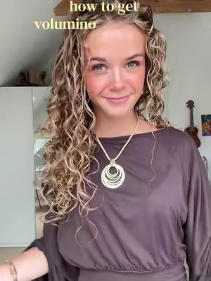 TikTok post by @lauraskydtsgaard for Bali Curls. Caption reads: #ad curly hair tutorial!! @Bali Curls #curls....