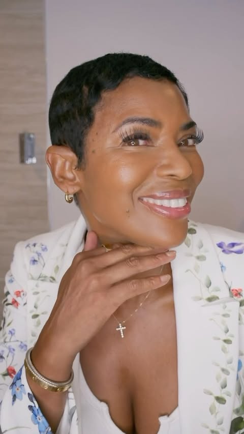 Instagram post by @angeliquemiles for Estée Lauder Argentina. Caption reads: The new Double Wear Foundation is still full....