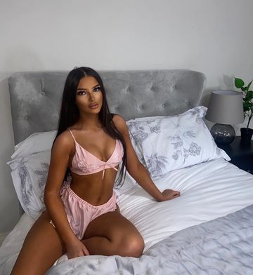 Instagram post by @carlas0fiaa for Arista Living. Caption reads: Dreamy bed ✨
.
Use my code CARLA50 for 50% off....