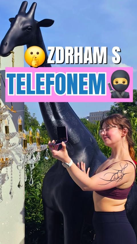 Instagram post by @andyindustries for Samsung Česko a Slovensko. Caption reads: Běhat už sice nechodim, ale jelikož je nová....