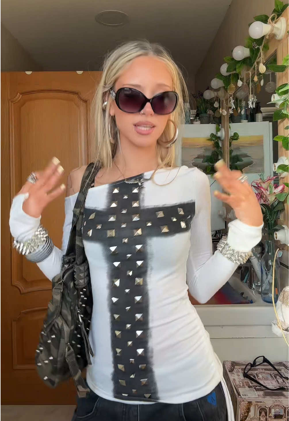 TikTok post by @alixnvl for Minga London. Caption reads: top y bolso de @mingalondon!! #gifted.