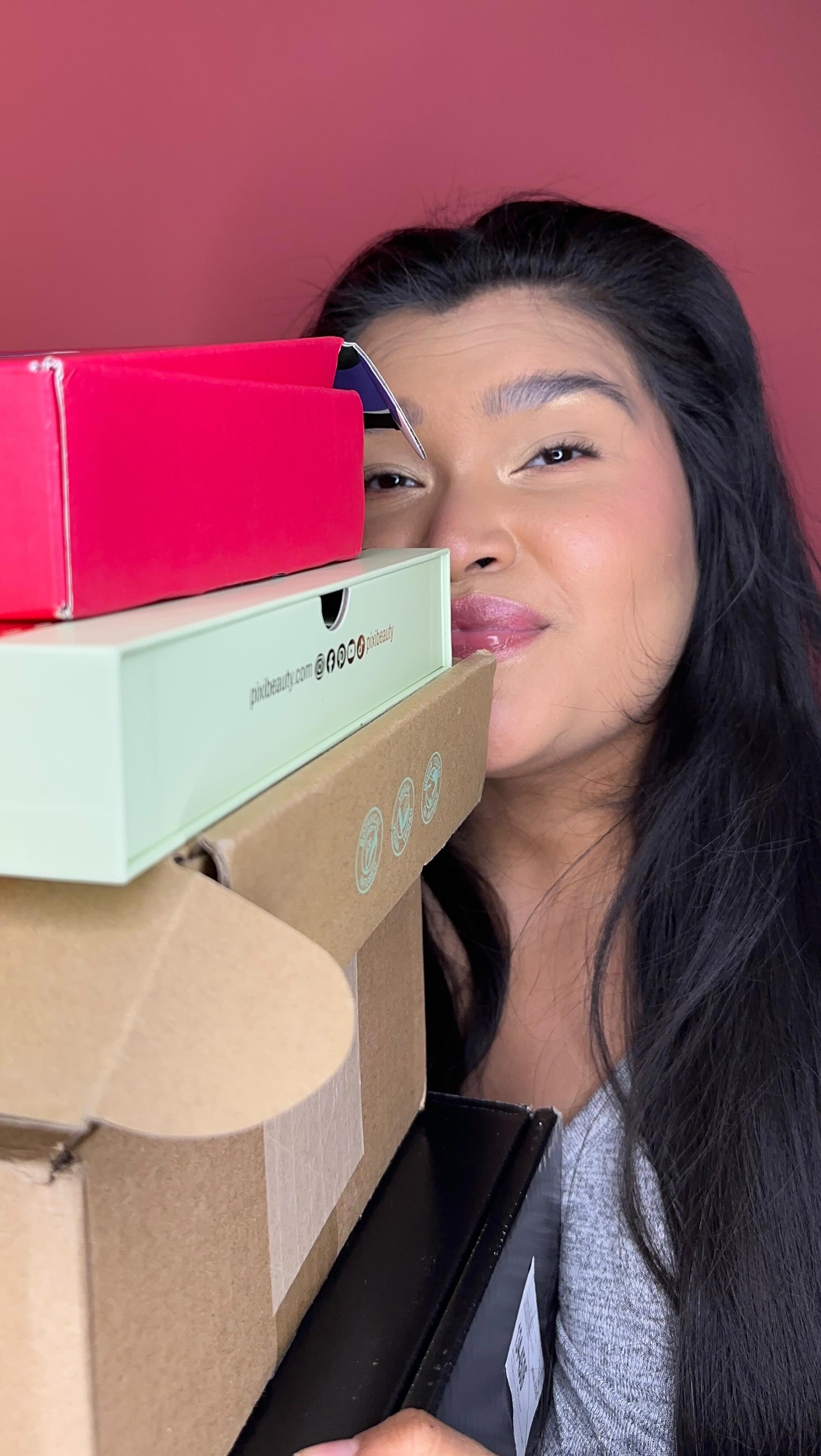 Instagram post by @miniyadiramakeup for Buxom Cosmetics. Caption reads: ✨FELIZ VIERNES BELLAS✨
Mostrándoles unos cuantos....