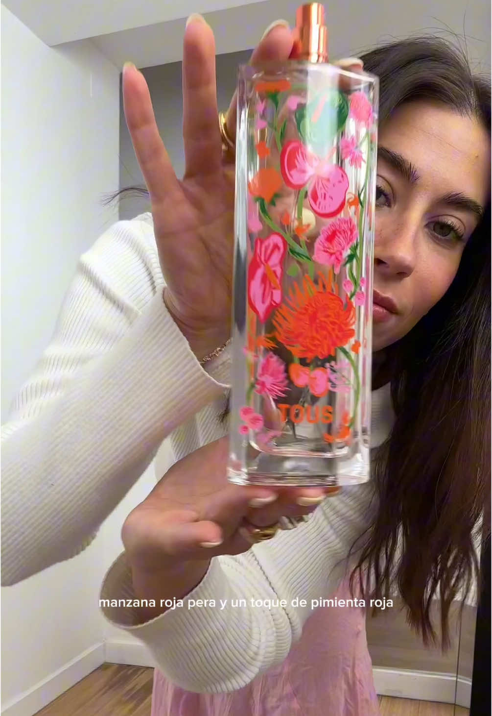 TikTok post by @paauulzz_ for TOUS. Caption reads: si alguien quiere saber a qué huelo esta....