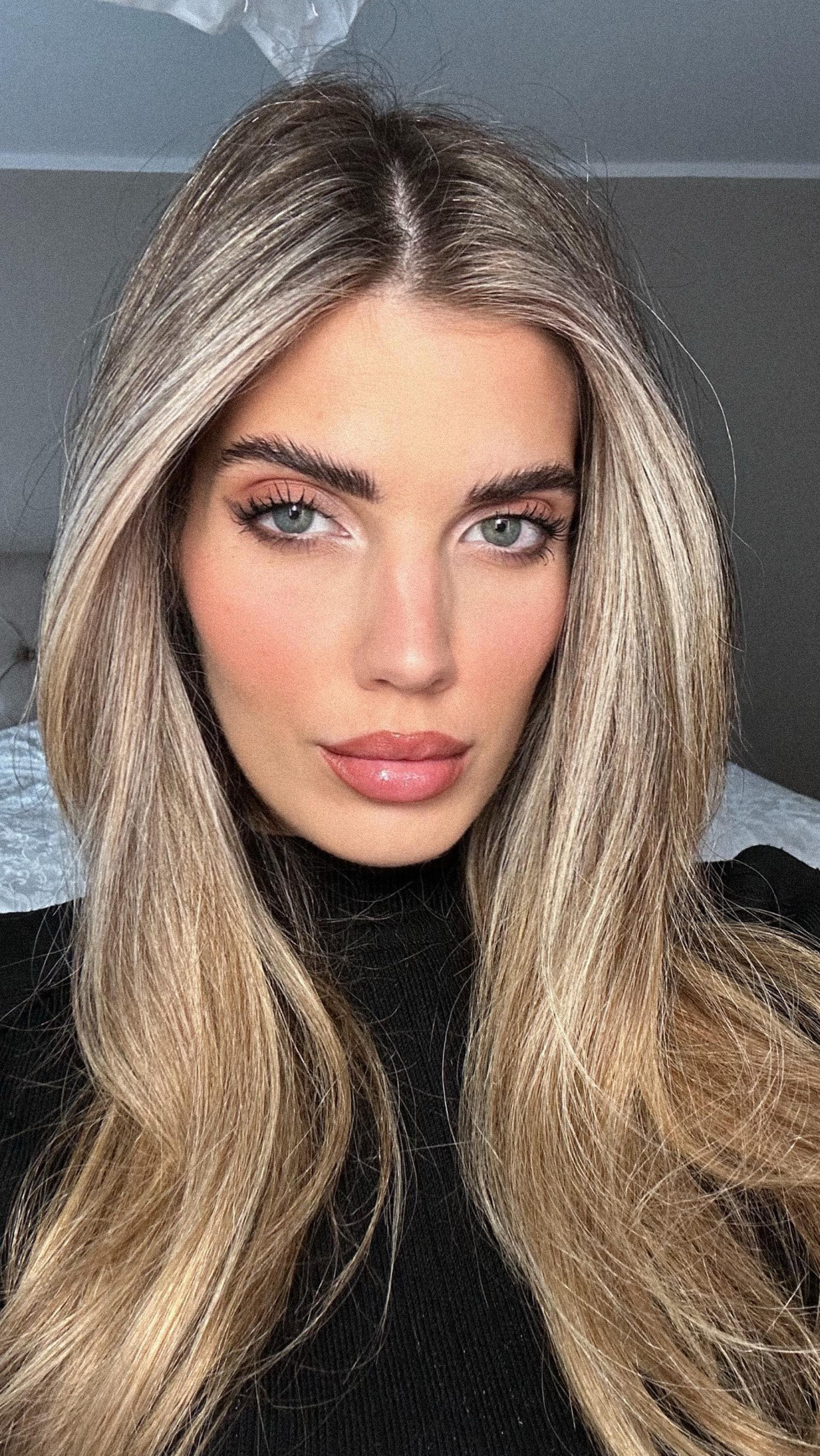 Instagram post by @desolima for Manhattan. Caption reads: Cat Eye Makeup Look 🖤

USED PRODUCTS: 
Primer:....