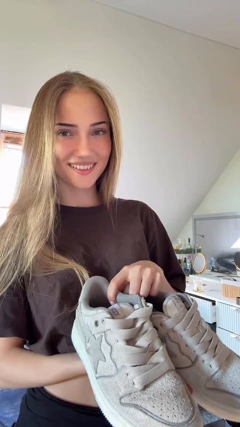 Instagram post by @_.nikol.hofnerova._ for FOOTSHOP. Caption reads: [...] všechny tenisky mám z @footshop a....