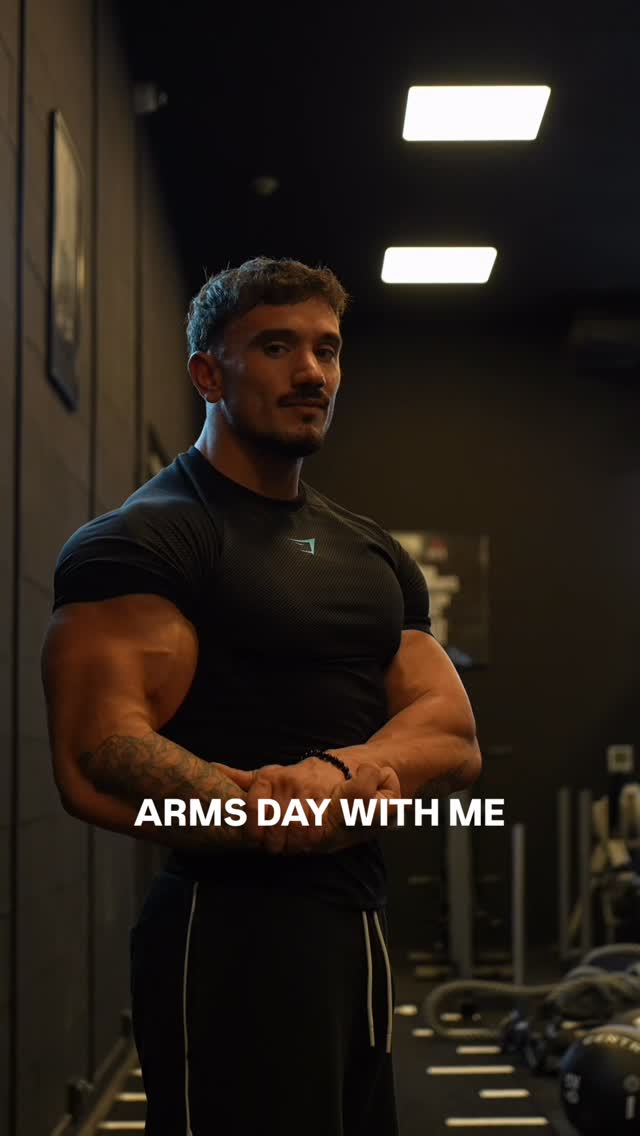 Instagram post by @malveines for Prozis. Caption reads: My top 4 Biceps Exercices 💪🏻
@gymshark....