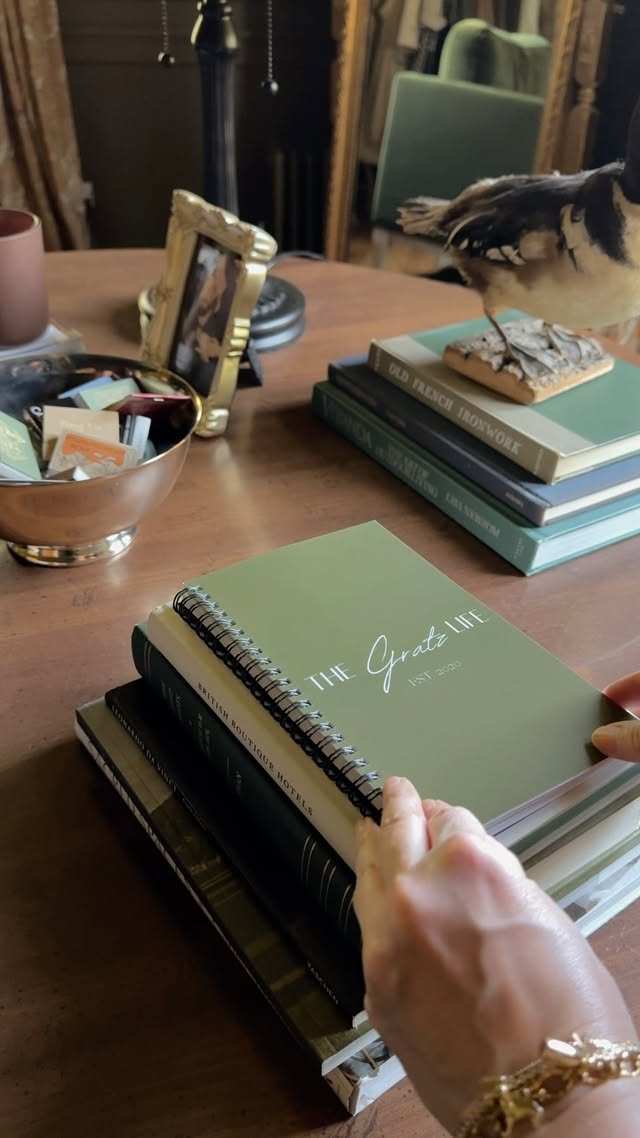 Instagram post by @thegratzlife for Shutterfly. Caption reads: [...] can you even with the post-it’s? 🏡....