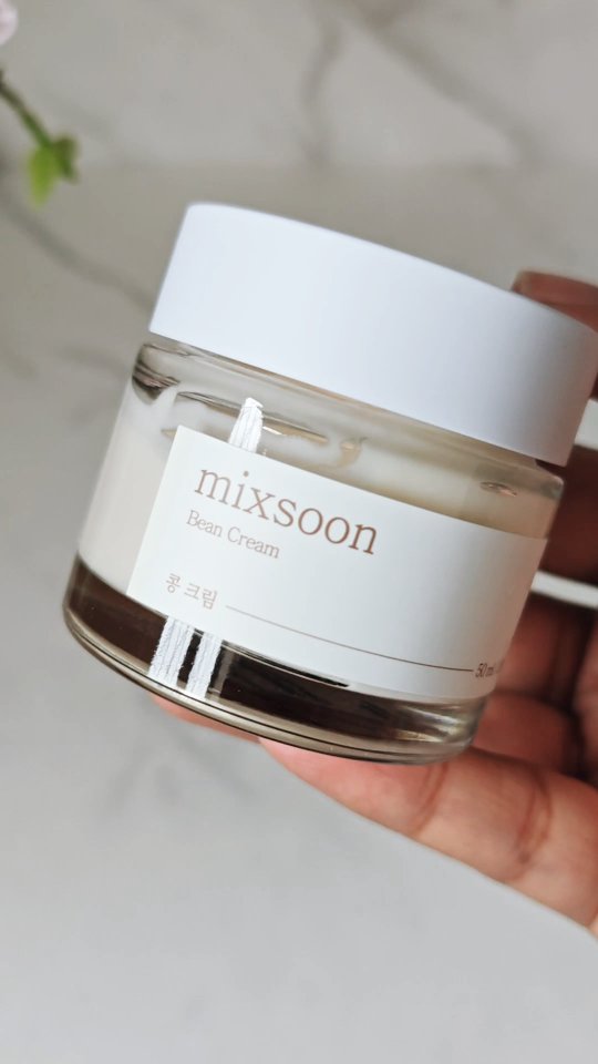 Instagram post by @satiskincare for mixsoon. Caption reads: @mixsoon_official

🤍 Bean cream 
Helps balance....