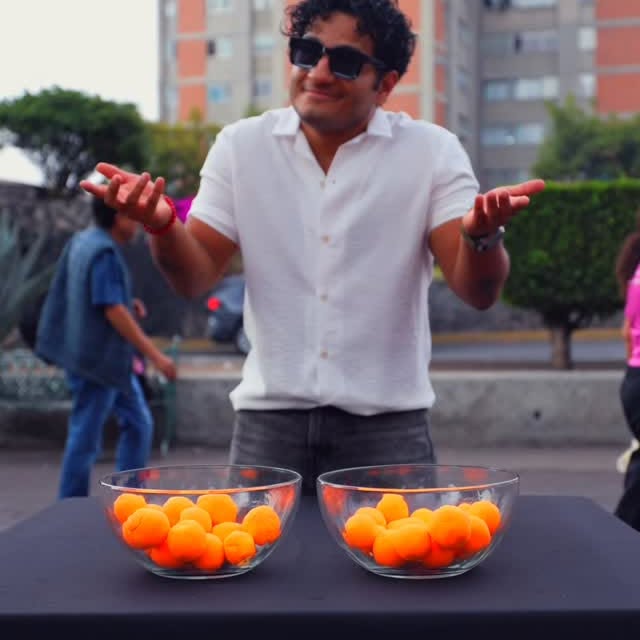 Instagram post by @islasvlogs for Little Caesars. Caption reads: Unos eligen el amor… otros el dinero… pero los....