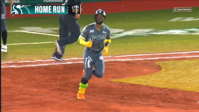 Instagram post by @clubsaraperos for Caliente.mx. Caption reads: ¡HR Back to Back de J.P Martínez con Saraperos!....