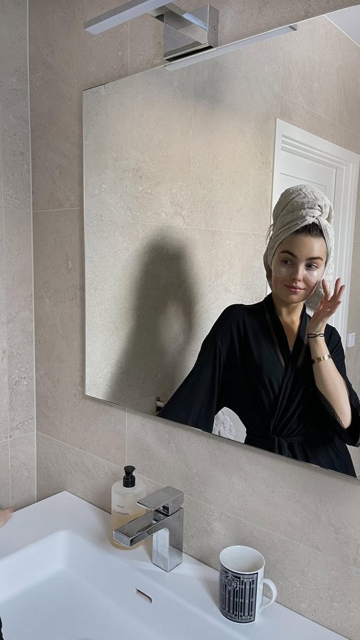 Instagram post by @vendelasvensson for SENSAI Cosmetics. Caption reads: My morning routine with @sensaibeauty_sweden extra....