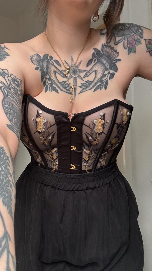 Instagram post by @hennney for Thistle and Spire. Caption reads: [...] sparkles! (Contains pr) 

Corset....