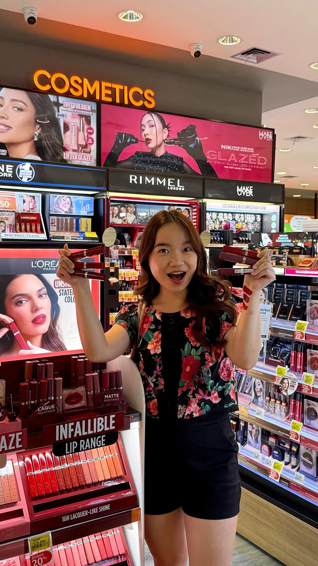 Instagram post by @delfiangelia for L'Oréal Indonesia. Caption reads: Tim Lip Matte atau Lip Gloss?💄💋 Kalau bingung....