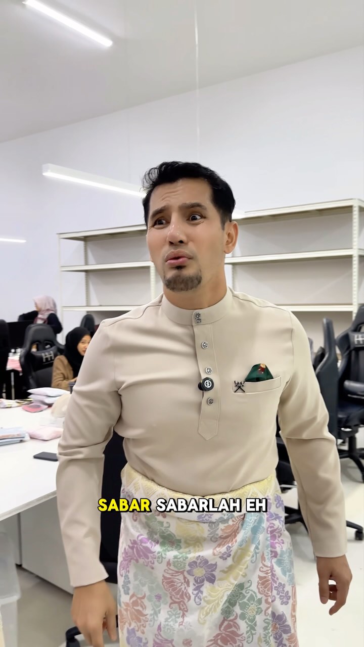 Instagram post by @aliffsyukriterlajaklaris for HIJABISTAHUB. Caption reads: Sejak Dato Aliff jadi CEO HIJABISTAHUB, memang....