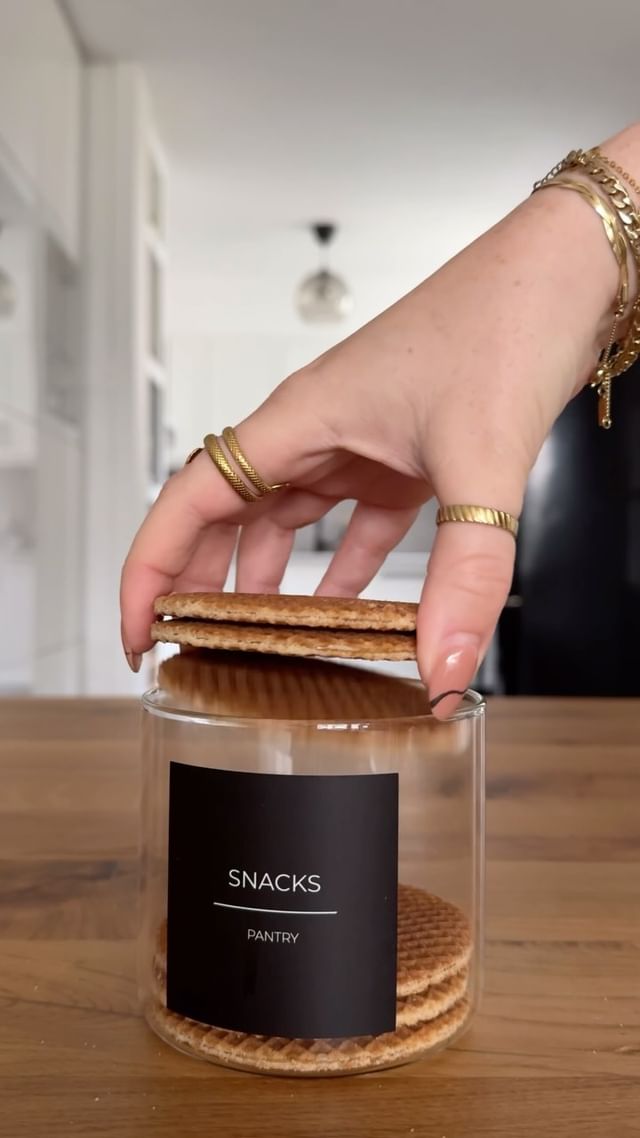 Instagram post by @_roseamsterdam_ for HEMA. Caption reads: the best thing about this gloomy weather is that I....