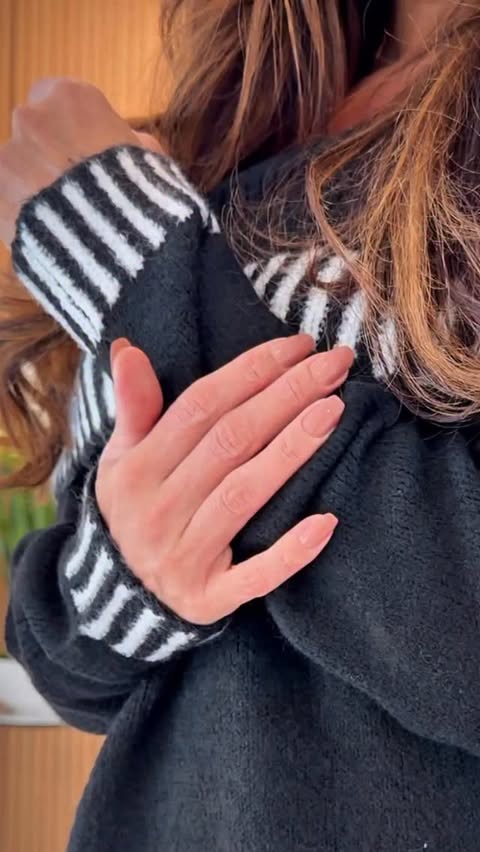 Instagram post by @sammyalourenco for Merokeety. Caption reads: [...] fall sweater that never disappoints....