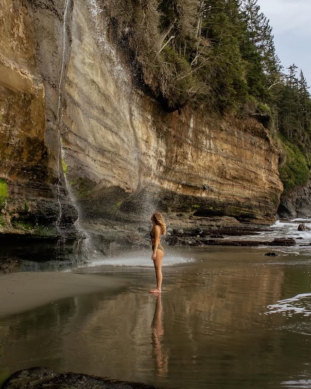 Instagram post by @daniellakathryn for Geode Swimwear. Caption reads: [...] this day actually was? 😅 wearing....