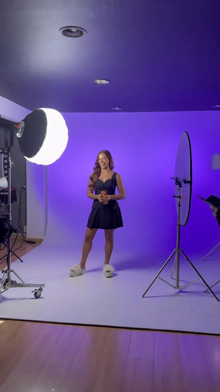 Instagram post by @evelynregly for Embelleze. Caption reads: Um pouquinho de como foi esse dia de gravação para....