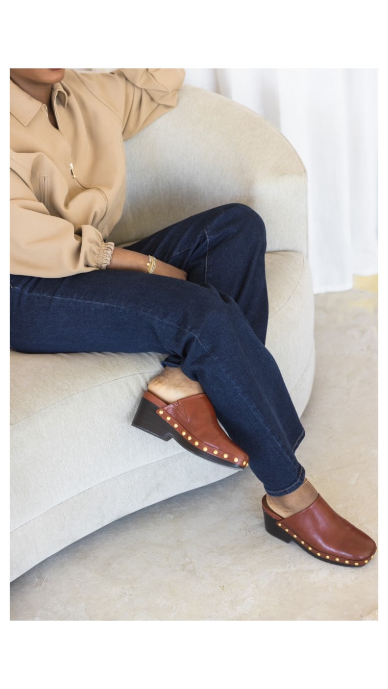 Instagram post by @abzstylz for Aerosoles. Caption reads: Chic comfort meets effortless style 🤎 #aerosoles....