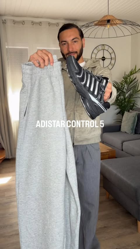 Instagram post by @vickers_klc for Courir. Caption reads: [...] combo Adistar + jogging gris 🤯 @adidas....
