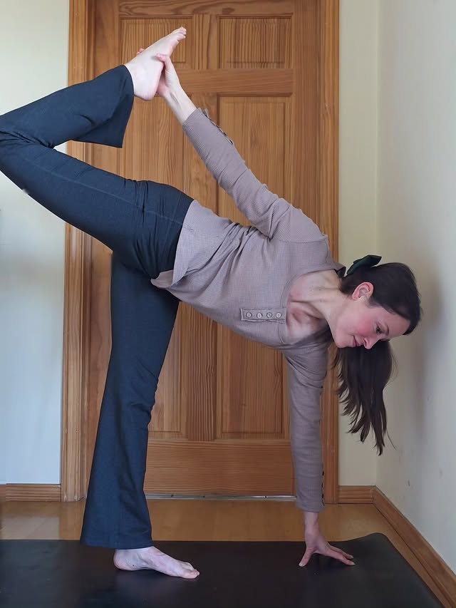 Instagram post by @yoga_in_the_oaks for Stelle Apparel. Caption reads: I couldn't fit half moon in my tight space, so I....